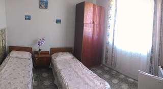 Гостиница Guest house on Volnistaya 66 Севастополь Номер с 1 двуспальной кроватью или 2 односпальными кроватями и ванной комнатой-6